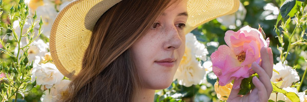 Frau in Rosengarten